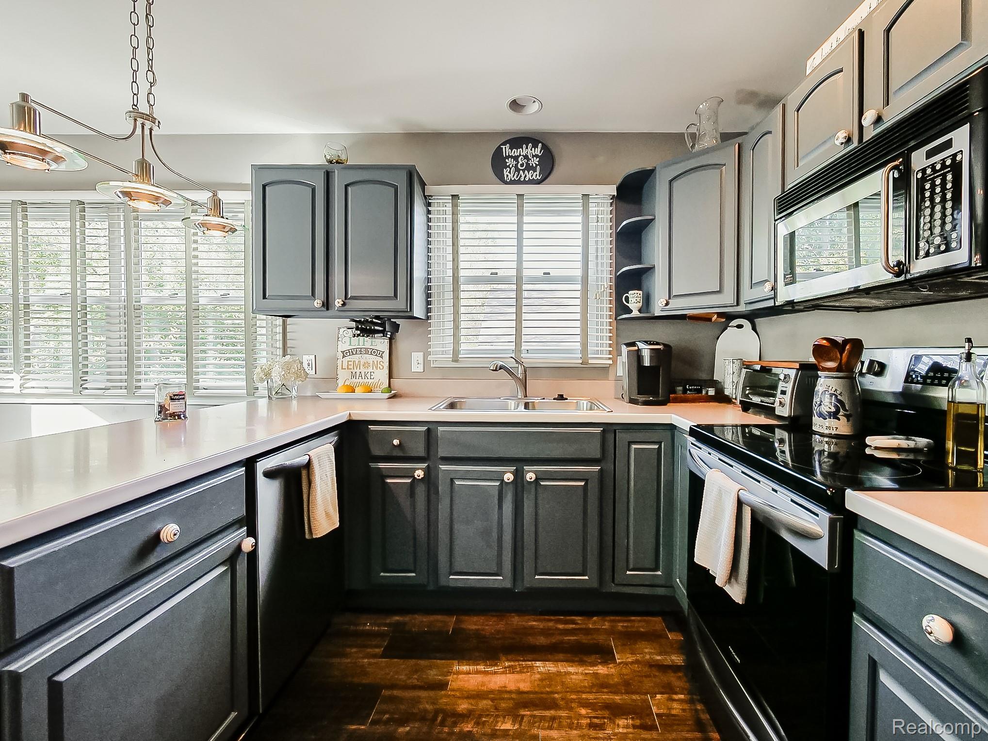 5570 Wildrose Avenue