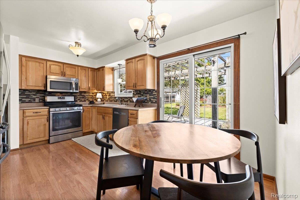 Waterford Charter Township, Michigan 48329, United States, 3 Bedrooms Bedrooms, ,1 BathroomBathrooms,Residential,Pending,204959