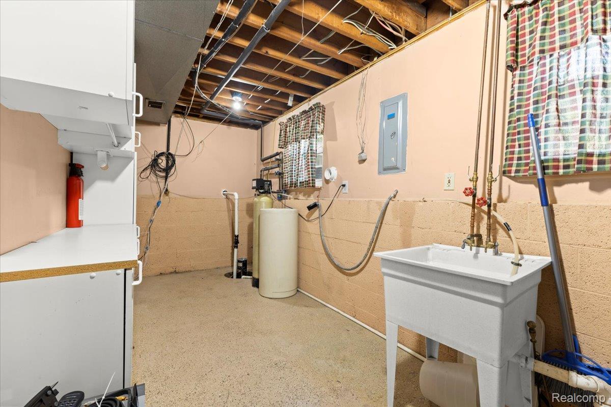 Waterford Charter Township, Michigan 48329, United States, 3 Bedrooms Bedrooms, ,1 BathroomBathrooms,Residential,Pending,204959