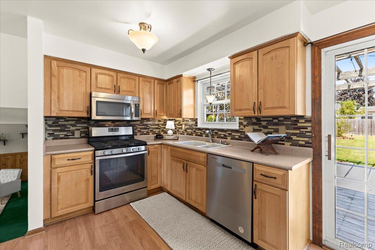 Waterford Charter Township, Michigan 48329, United States, 3 Bedrooms Bedrooms, ,1 BathroomBathrooms,Residential,Pending,204959