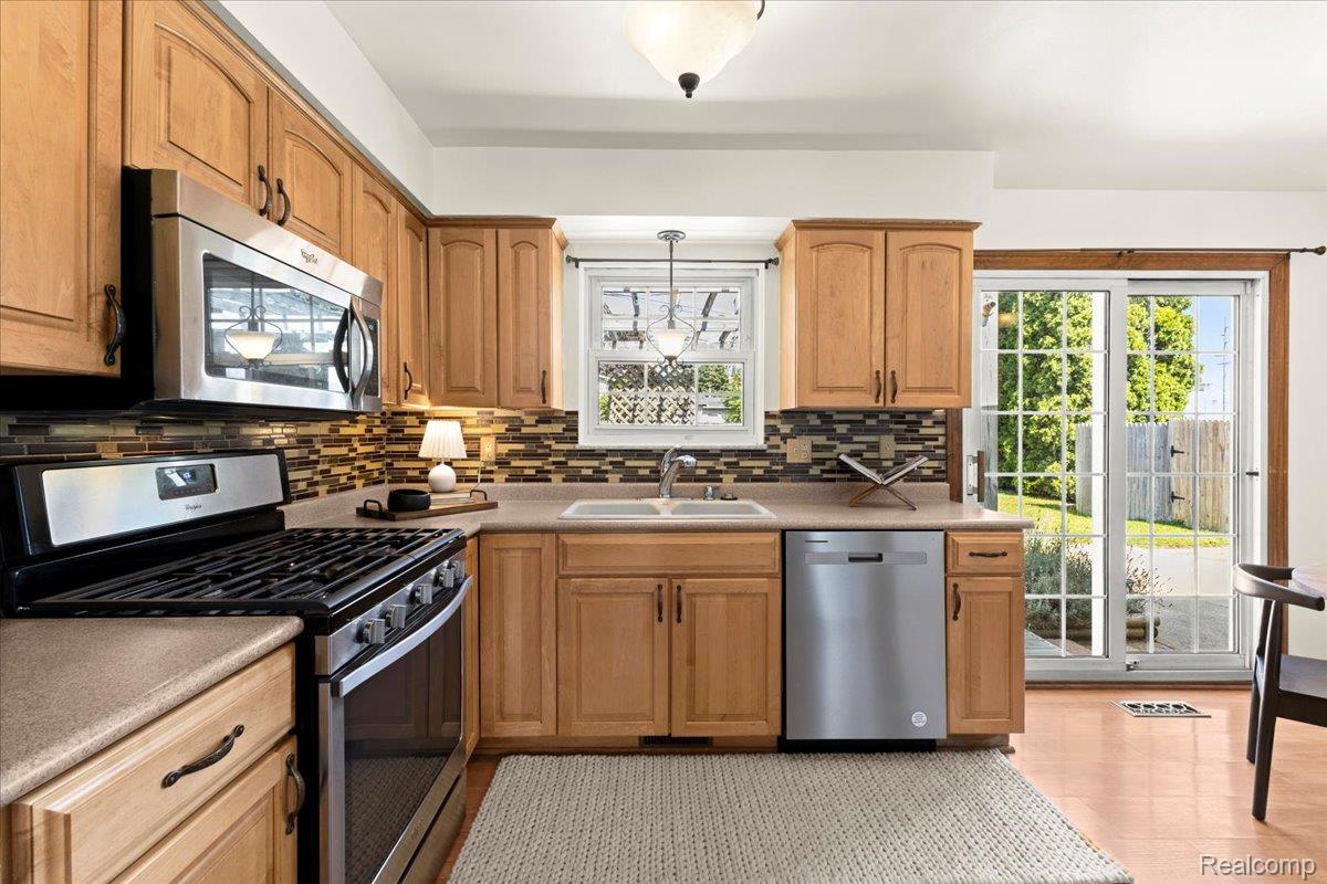 Waterford Charter Township, Michigan 48329, United States, 3 Bedrooms Bedrooms, ,1 BathroomBathrooms,Residential,Pending,204959