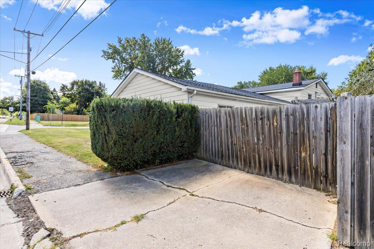 Waterford Charter Township, Michigan 48329, United States, 3 Bedrooms Bedrooms, ,1 BathroomBathrooms,Residential,Pending,204959