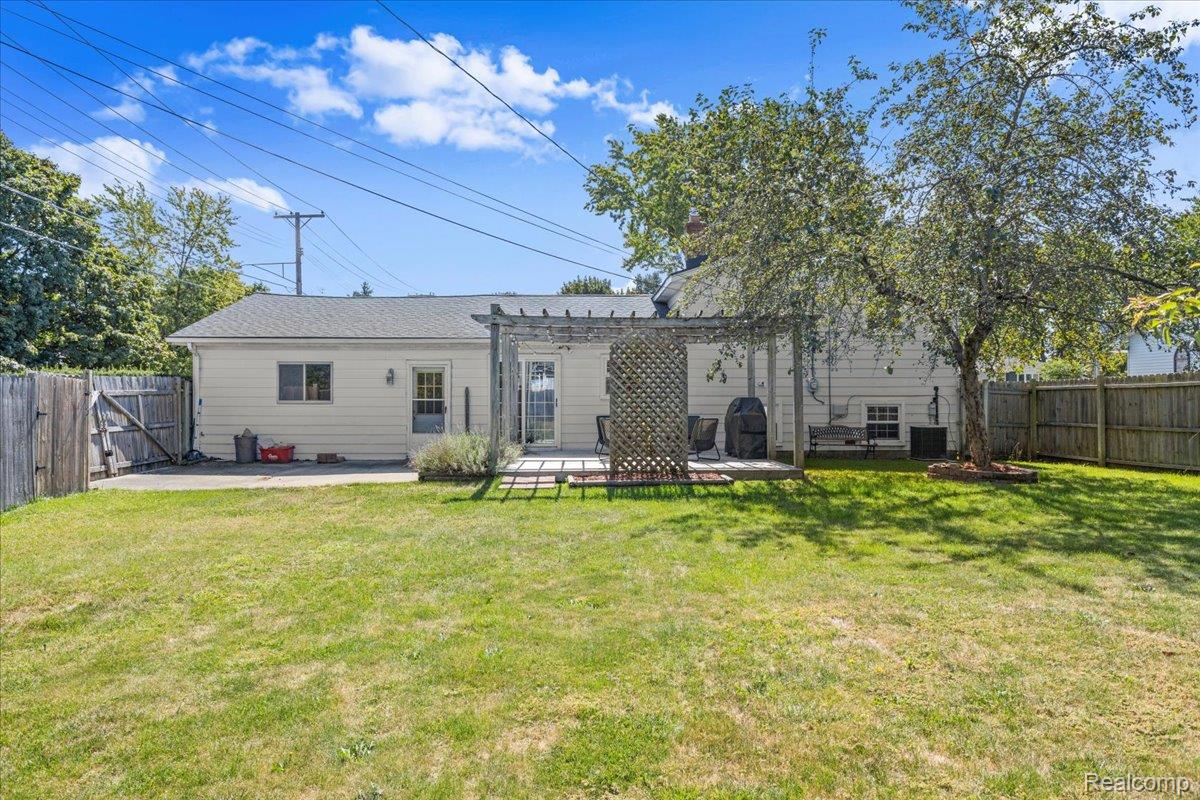 Waterford Charter Township, Michigan 48329, United States, 3 Bedrooms Bedrooms, ,1 BathroomBathrooms,Residential,Pending,204959