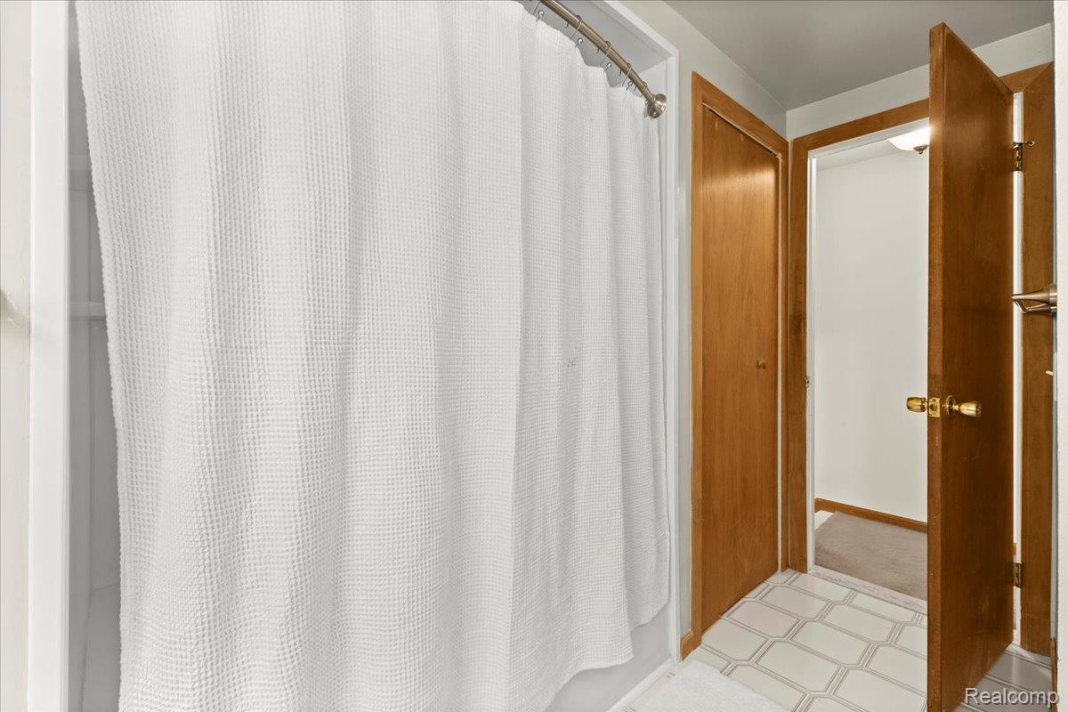 Waterford Charter Township, Michigan 48329, United States, 3 Bedrooms Bedrooms, ,1 BathroomBathrooms,Residential,Pending,204959