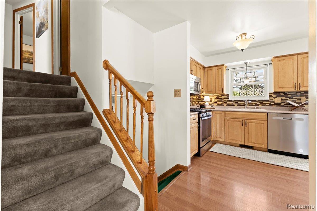 Waterford Charter Township, Michigan 48329, United States, 3 Bedrooms Bedrooms, ,1 BathroomBathrooms,Residential,Pending,204959