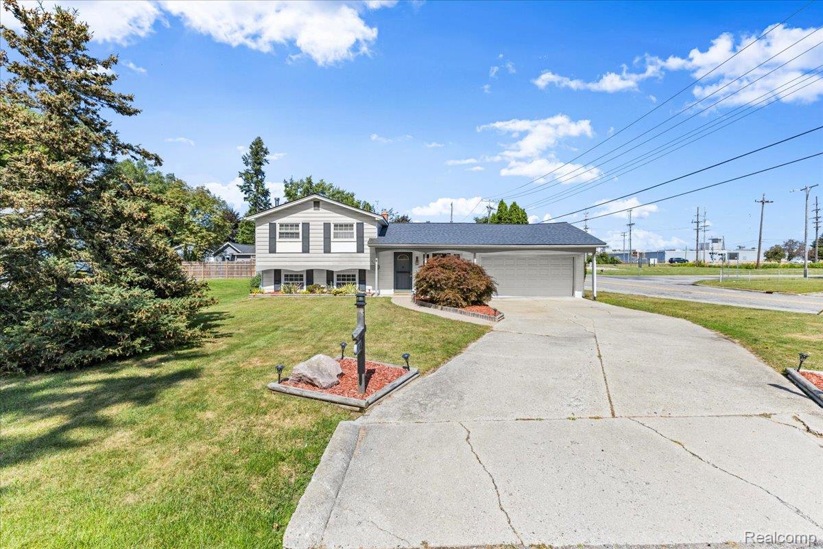 Waterford Charter Township, Michigan 48329, United States, 3 Bedrooms Bedrooms, ,1 BathroomBathrooms,Residential,Pending,204959