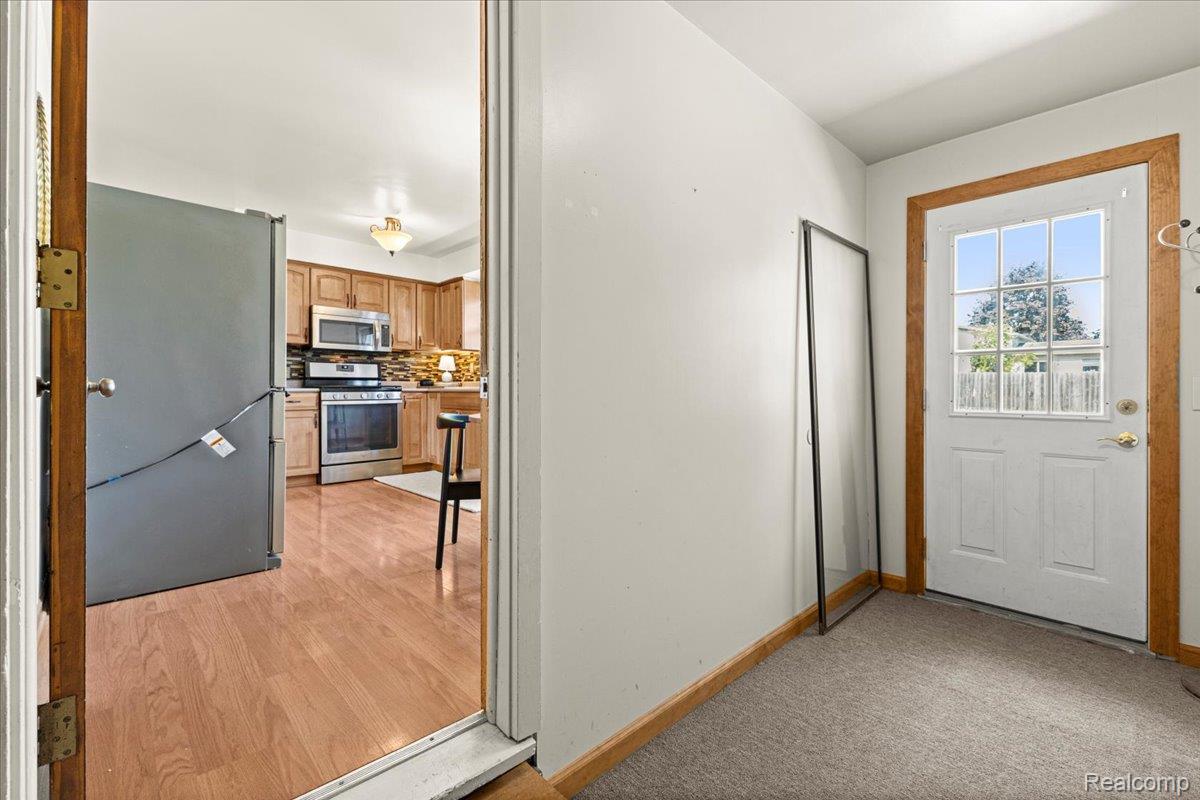 Waterford Charter Township, Michigan 48329, United States, 3 Bedrooms Bedrooms, ,1 BathroomBathrooms,Residential,Pending,204959