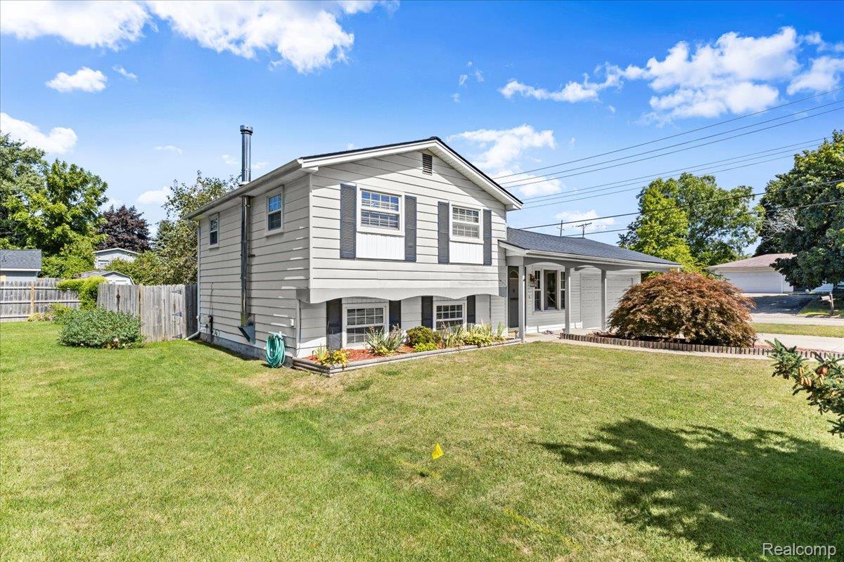 Waterford Charter Township, Michigan 48329, United States, 3 Bedrooms Bedrooms, ,1 BathroomBathrooms,Residential,Pending,204959