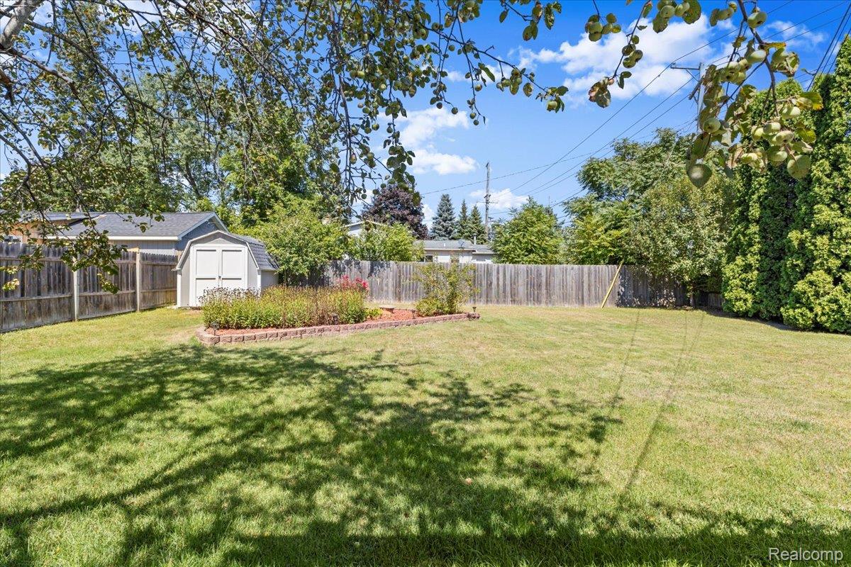 Waterford Charter Township, Michigan 48329, United States, 3 Bedrooms Bedrooms, ,1 BathroomBathrooms,Residential,Pending,204959