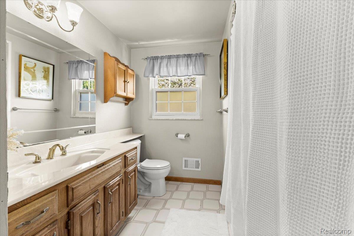 Waterford Charter Township, Michigan 48329, United States, 3 Bedrooms Bedrooms, ,1 BathroomBathrooms,Residential,Pending,204959