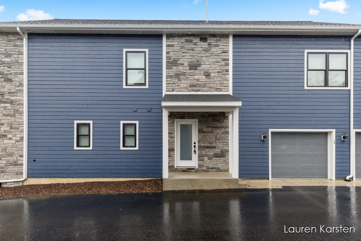 633 Fairview Avenue NE 1