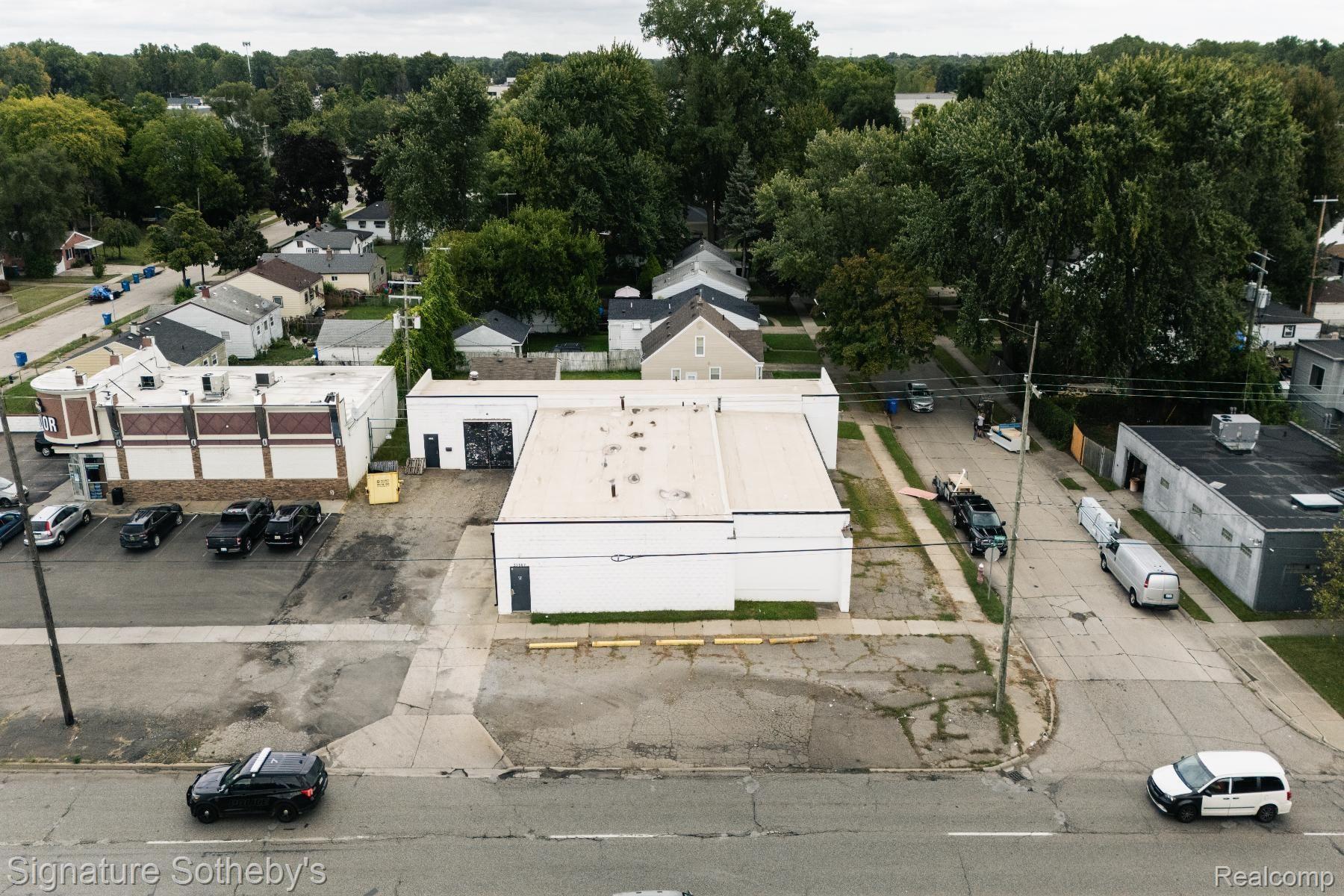 22804 & 22806 DEQUINDRE Road