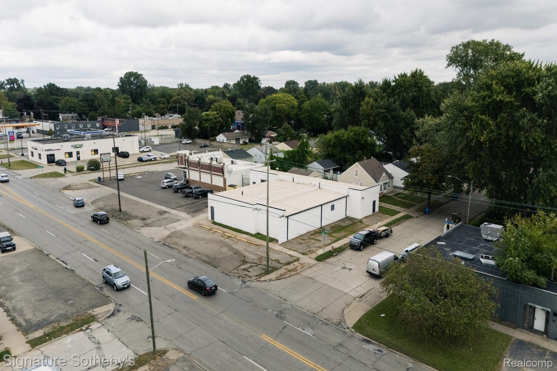 22804 & 22806 DEQUINDRE Road