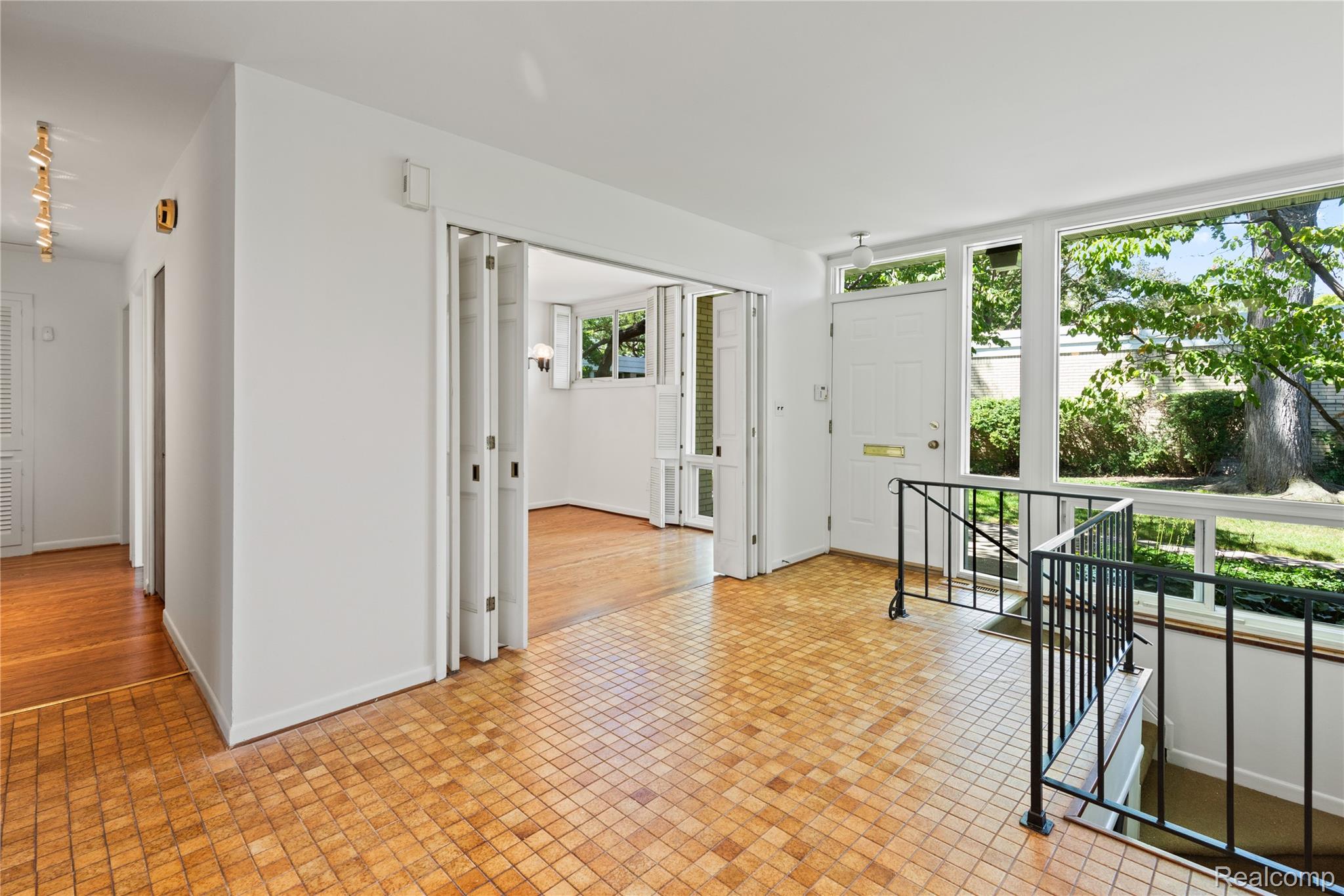 Detroit City, Michigan 48207, United States, 2 Bedrooms Bedrooms, ,2 BathroomsBathrooms,Residential,Active,201763