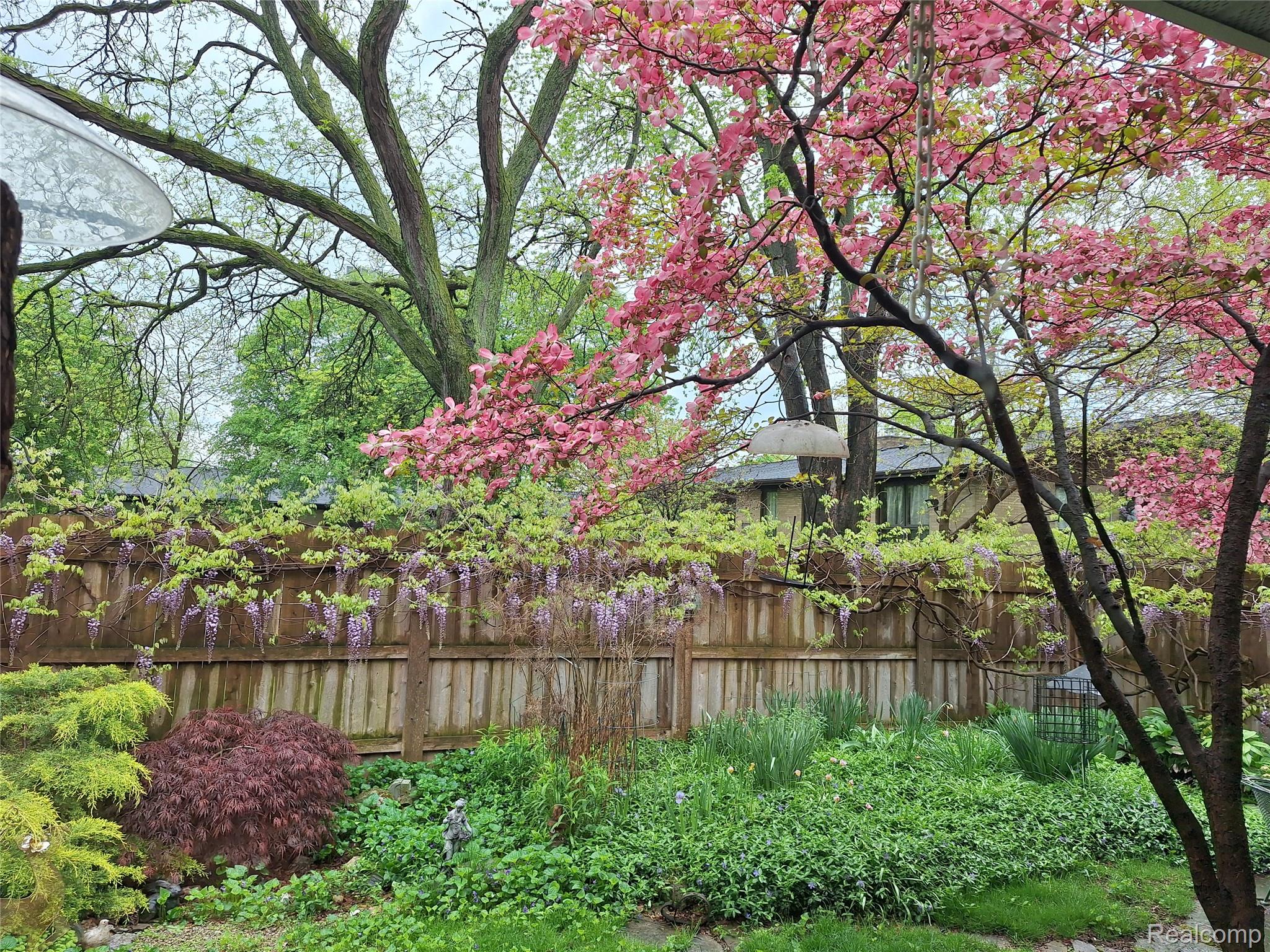 Detroit City, Michigan 48207, United States, 2 Bedrooms Bedrooms, ,2 BathroomsBathrooms,Residential,Active,201763