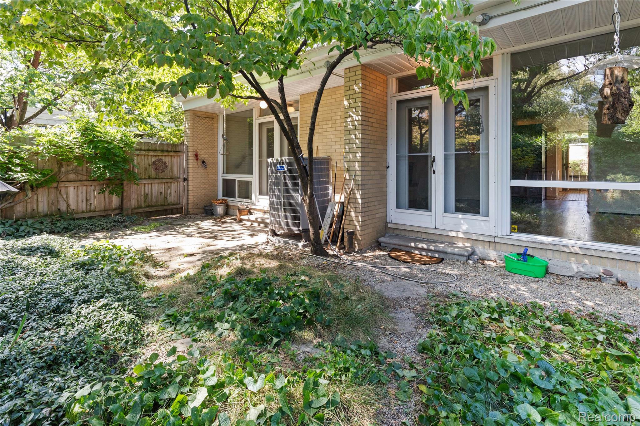 Detroit City, Michigan 48207, United States, 2 Bedrooms Bedrooms, ,2 BathroomsBathrooms,Residential,Active,201763