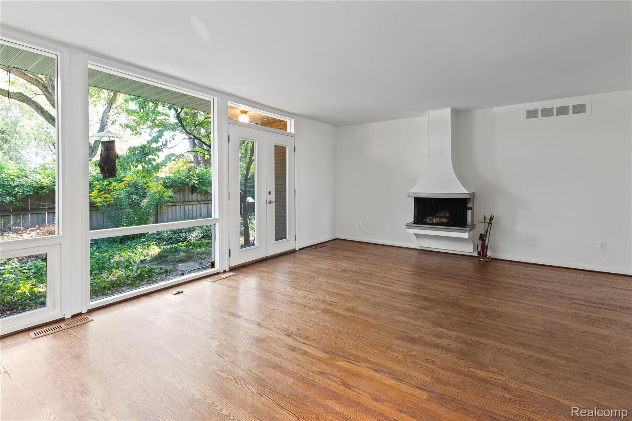 Detroit City, Michigan 48207, United States, 2 Bedrooms Bedrooms, ,2 BathroomsBathrooms,Residential,Active,201763