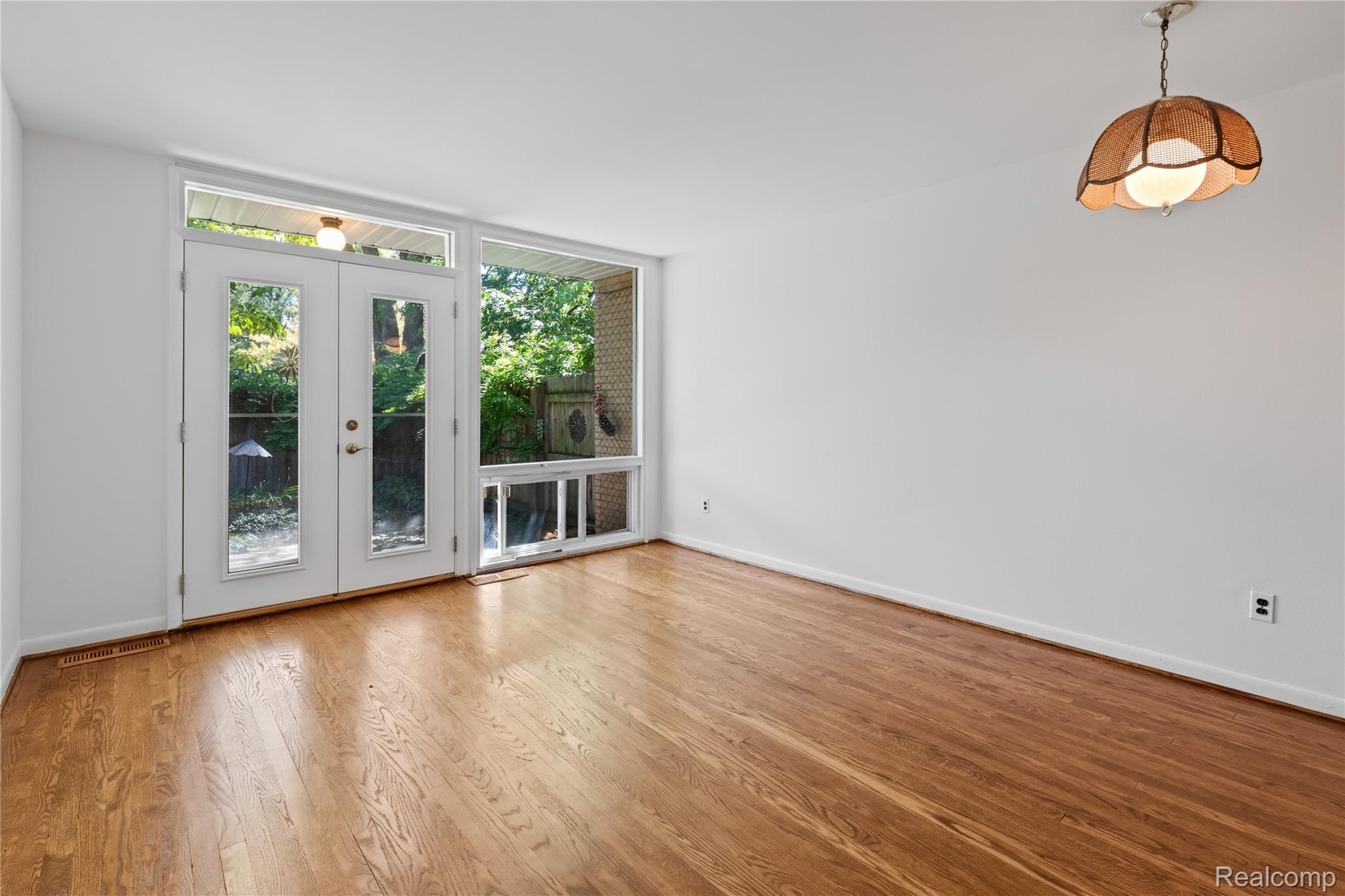 Detroit City, Michigan 48207, United States, 2 Bedrooms Bedrooms, ,2 BathroomsBathrooms,Residential,Active,201763