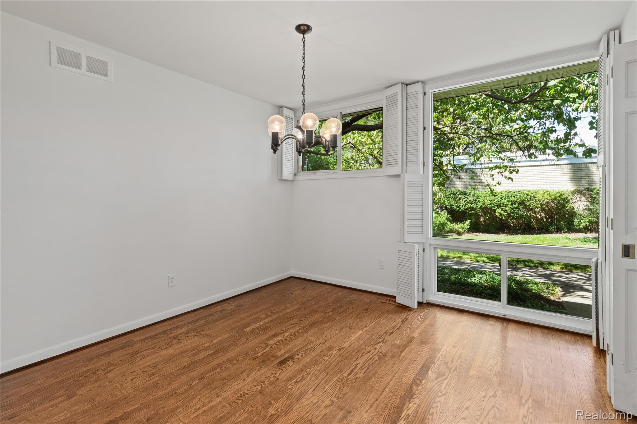 Detroit City, Michigan 48207, United States, 2 Bedrooms Bedrooms, ,2 BathroomsBathrooms,Residential,Active,201763