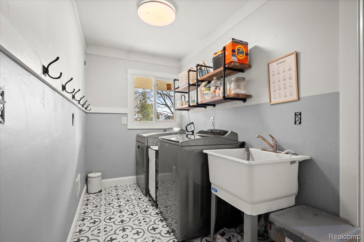 Utica, Michigan 48316, United States, 5 Bedrooms Bedrooms, ,3 BathroomsBathrooms,Residential,Coming Soon,242759