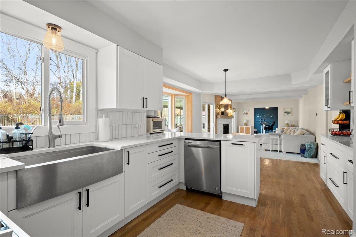 Utica, Michigan 48316, United States, 5 Bedrooms Bedrooms, ,3 BathroomsBathrooms,Residential,Coming Soon,242759