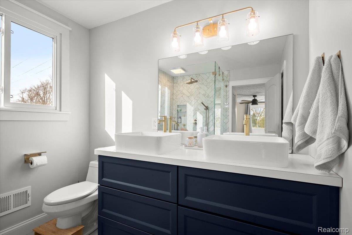 Utica, Michigan 48316, United States, 5 Bedrooms Bedrooms, ,3 BathroomsBathrooms,Residential,Coming Soon,242759