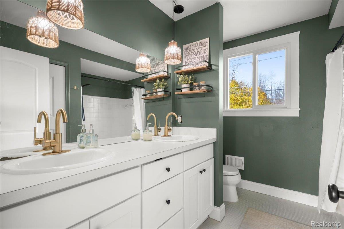 Utica, Michigan 48316, United States, 5 Bedrooms Bedrooms, ,3 BathroomsBathrooms,Residential,Coming Soon,242759