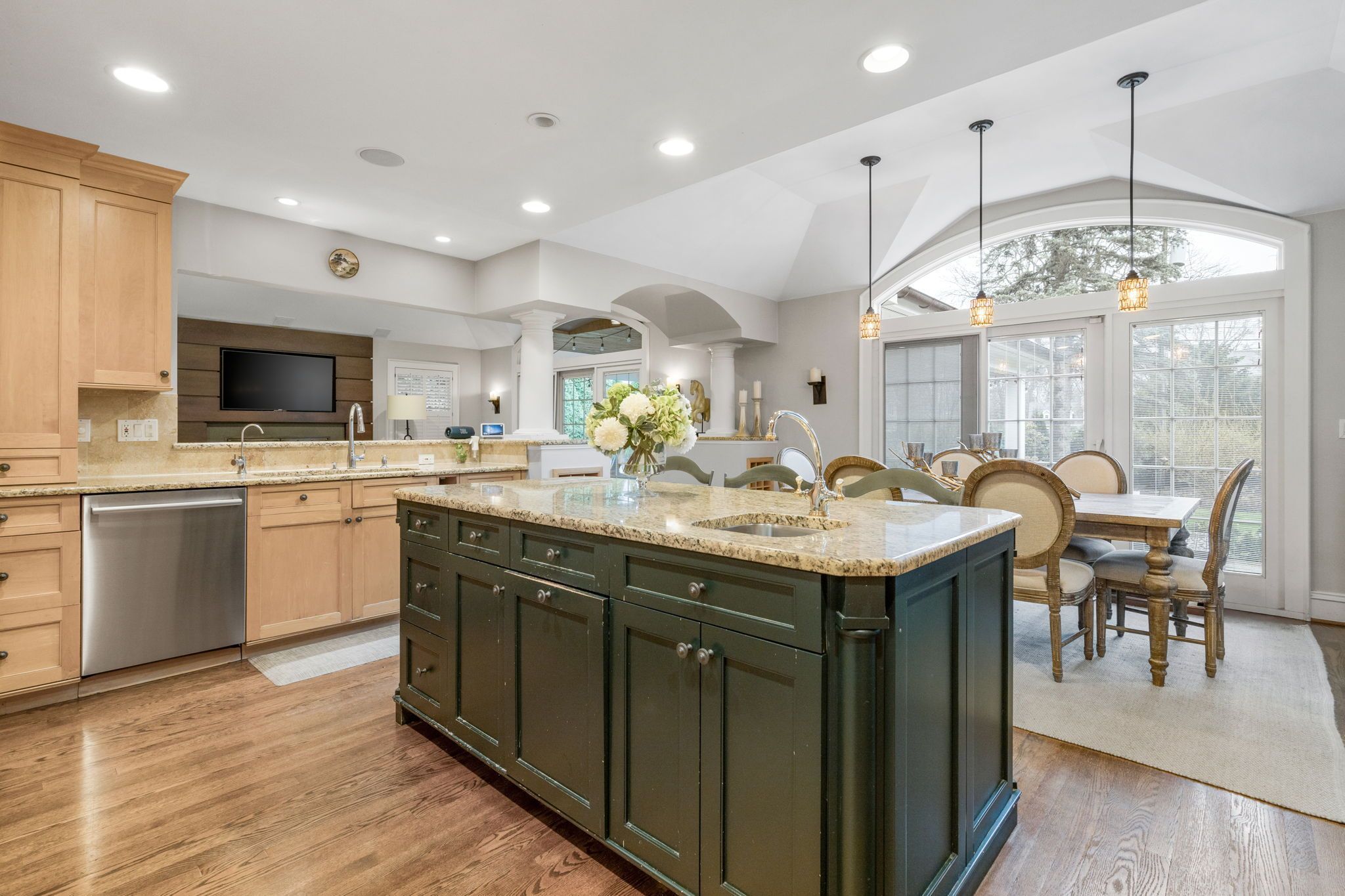 Bloomfield Charter Township Oakland, Michigan 48301, United States, 4 Bedrooms Bedrooms, ,4 BathroomsBathrooms,Residential,Pending,112585