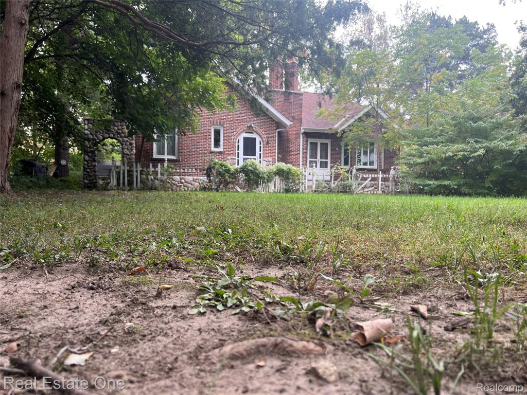 Photo of 2334 Silver Lake Rd, Waterford Charter Township, MI 48328 (MLS # 20261085319)