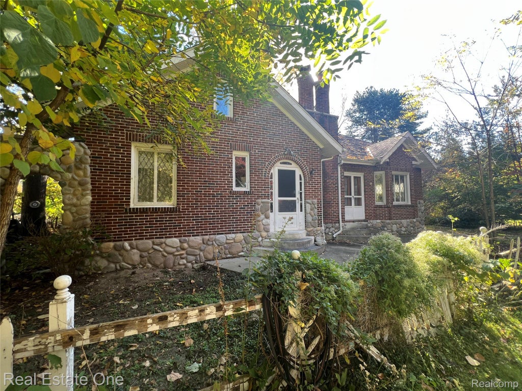 Photo of 2334 Silver Lake Rd, Waterford Charter Township, MI 48328 (MLS # 20261085319)