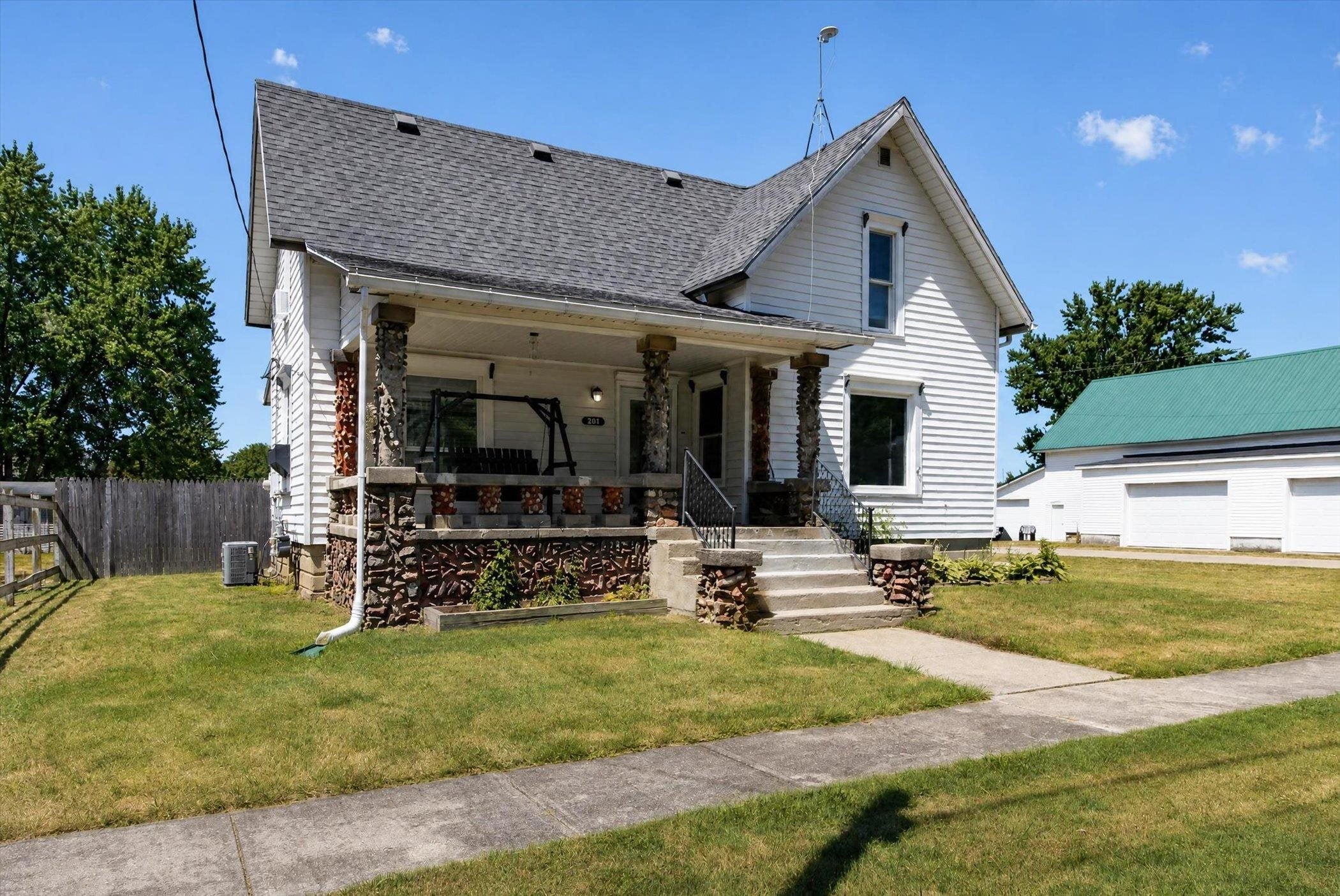 204 S Hodges Drive