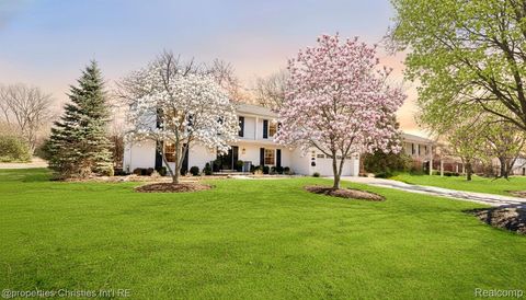 Photo of 3279 E Breckenridge Lane, Bloomfield Charter Township, MI 48301 (MLS # 20261024054)