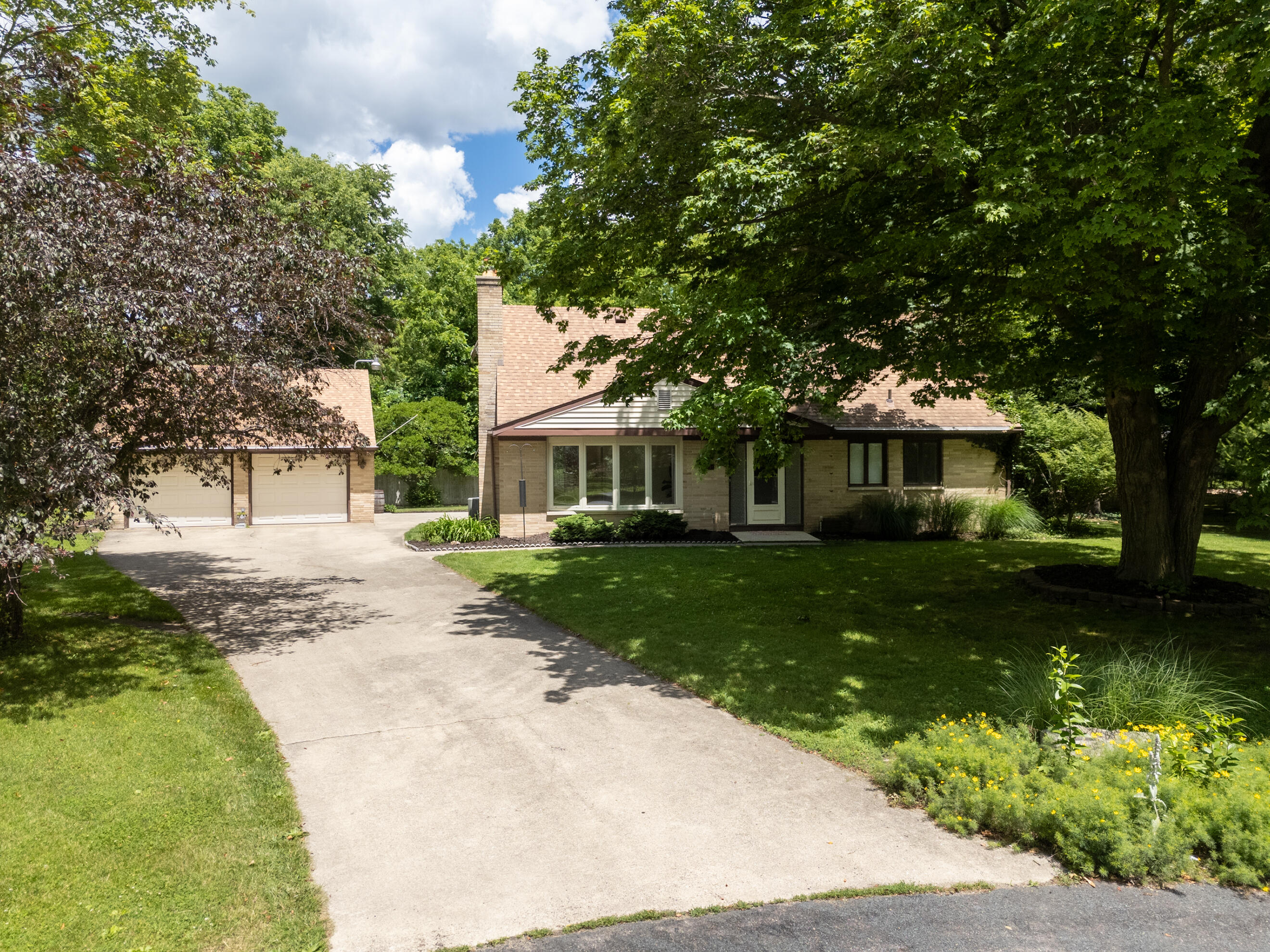 2121 Lakewood Drive