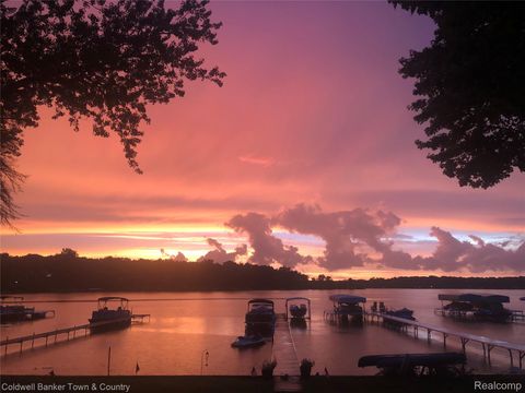 10868 Bob White Beach Boulevard Hamburg Township MI 48189