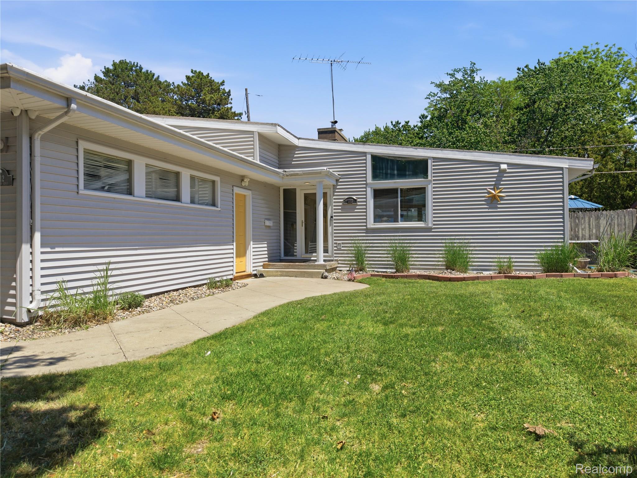 1112 E Washburn Place