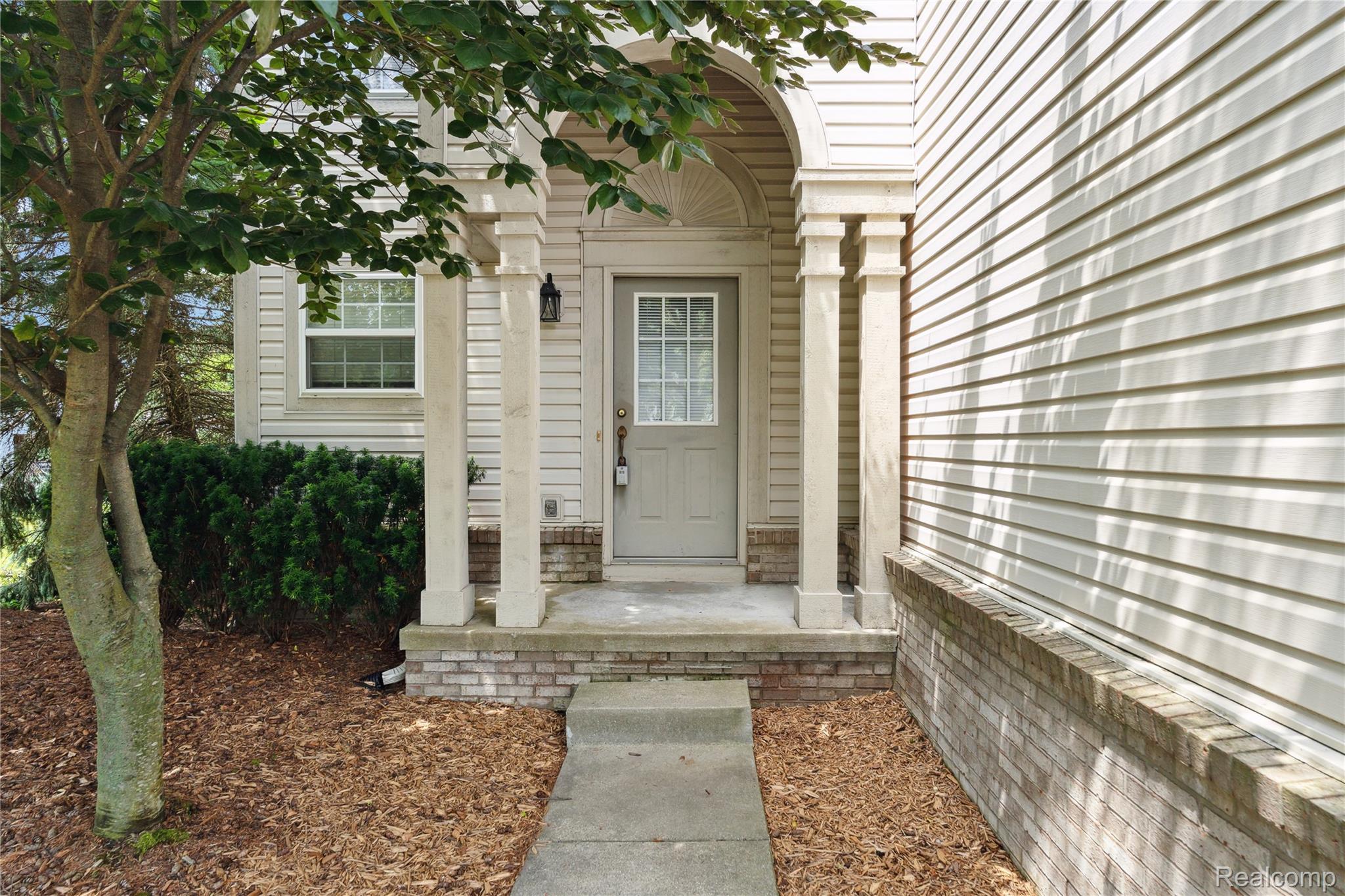 10074 Pond View Trail
