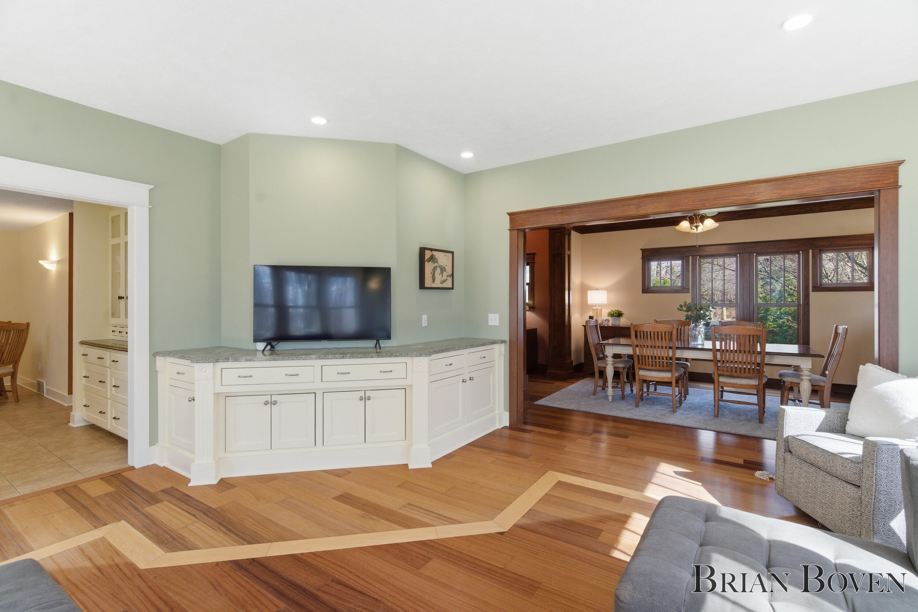 7389 Silver Ridge Drive NE