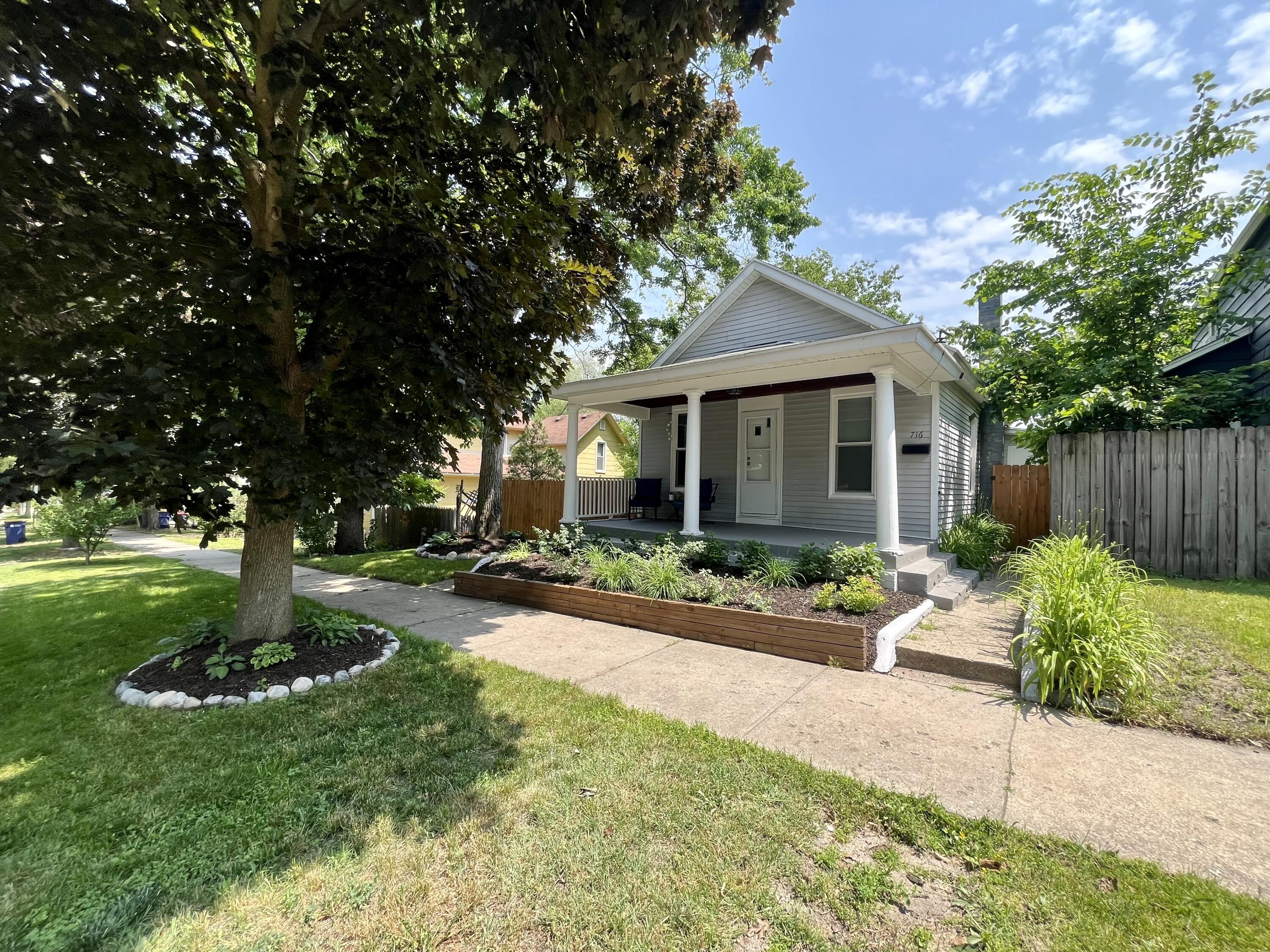 716 Coit Avenue NE