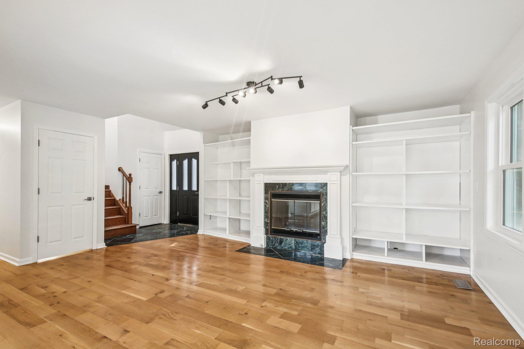 10746 Winthrop