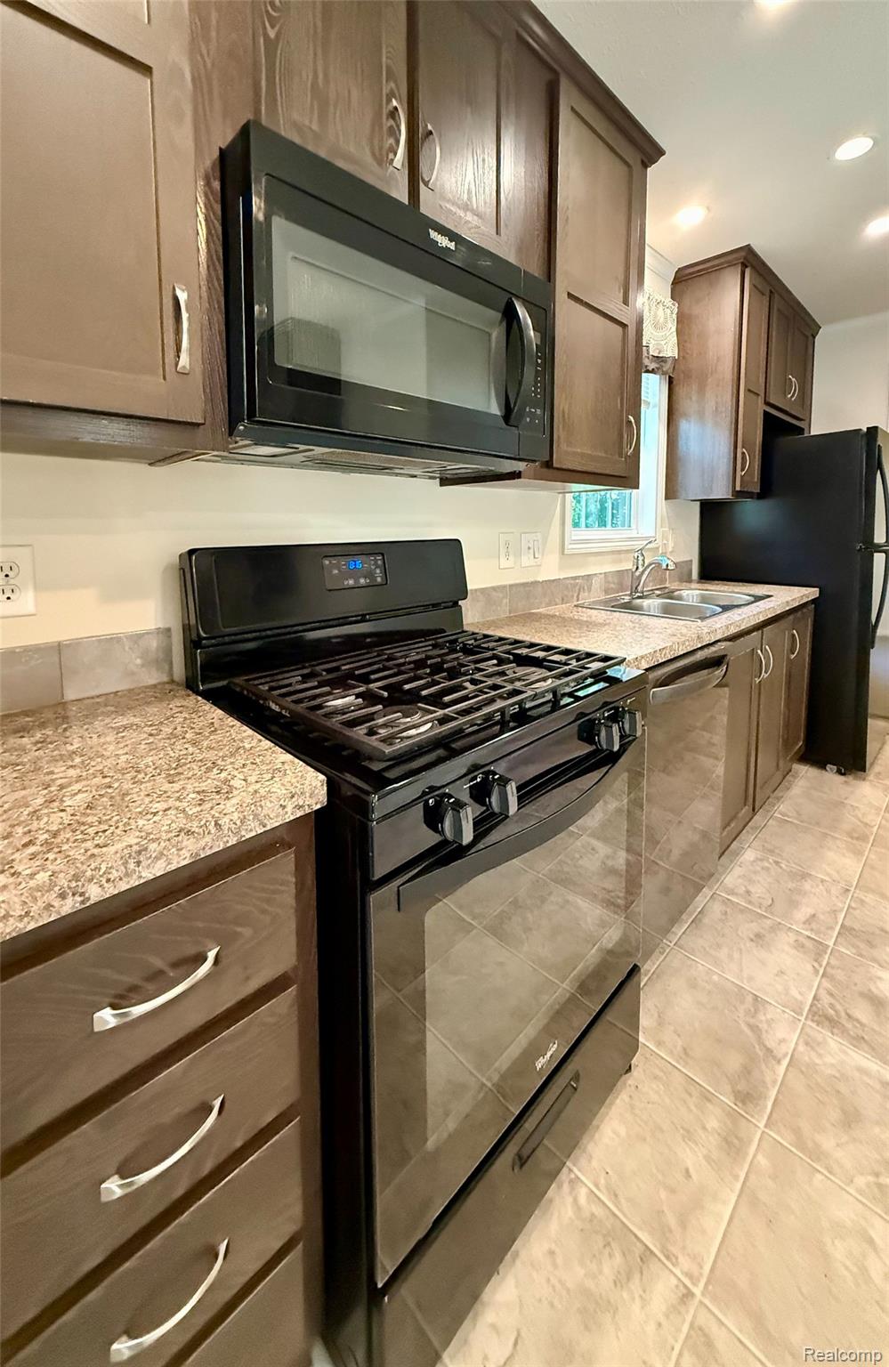 10450 6 Mile Road 18