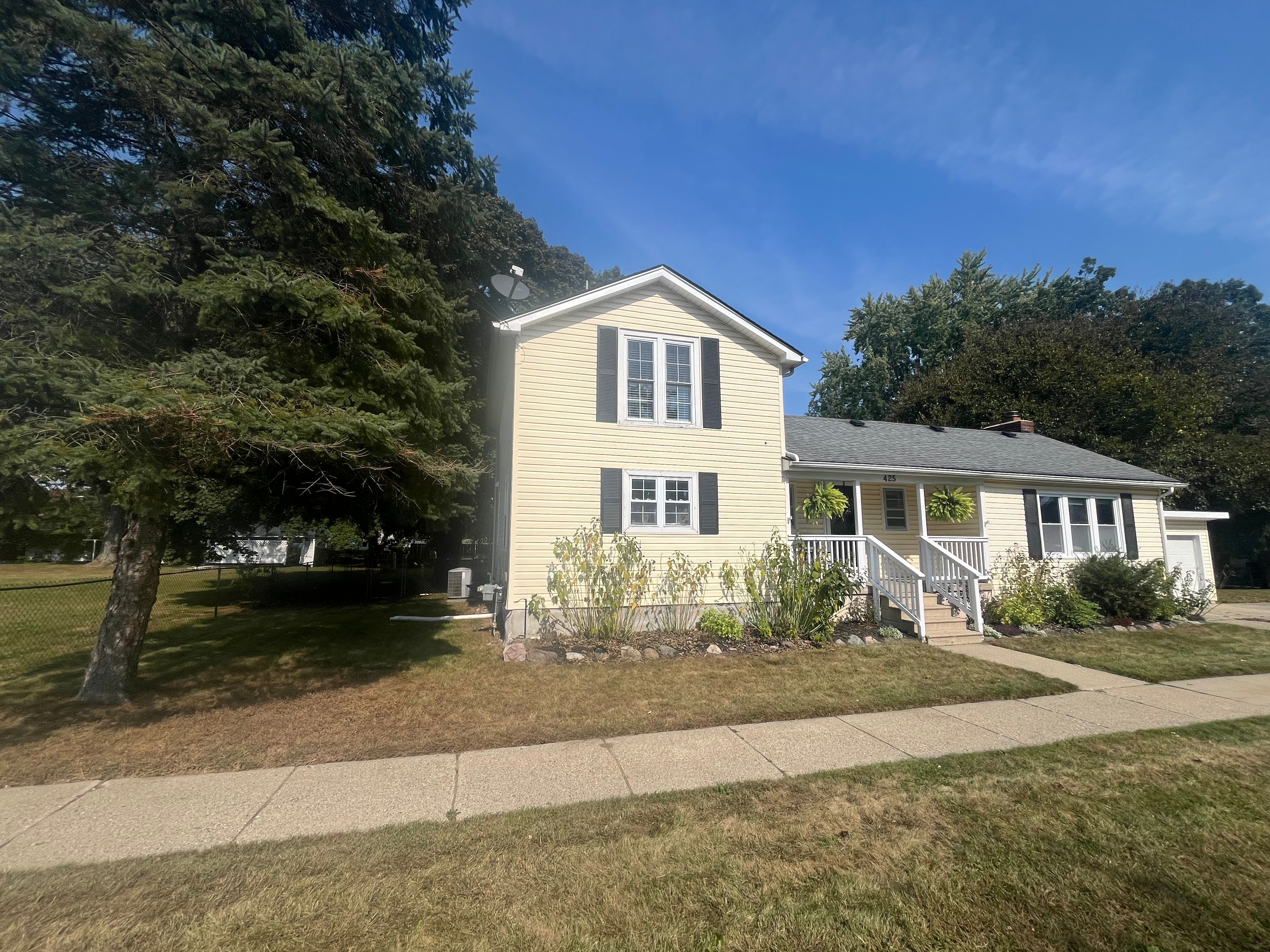 425 SCHOOLHOUSE Street