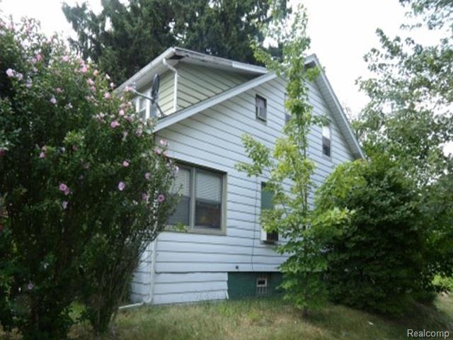 250 Burnham Street W