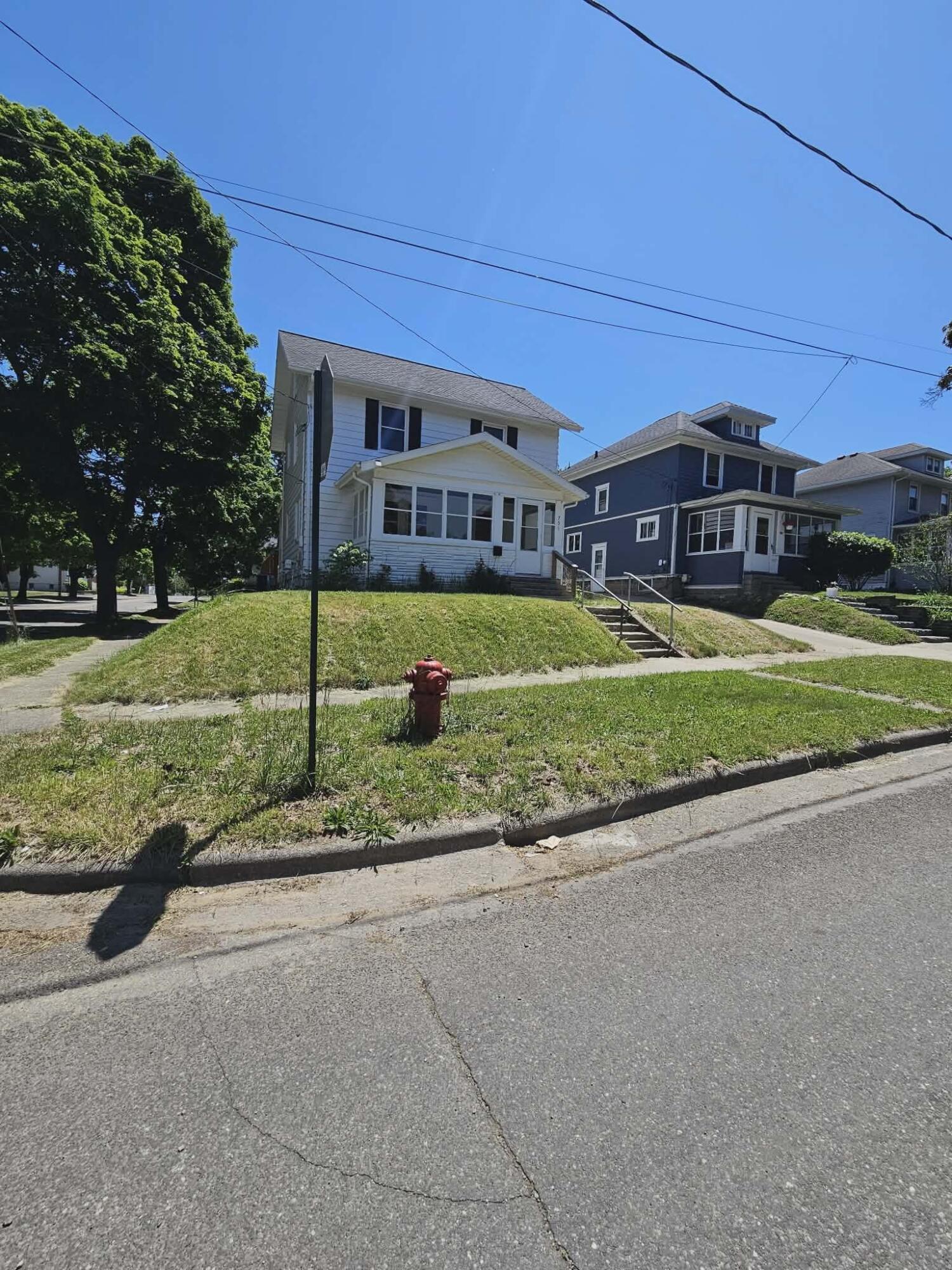 751 N East Avenue
