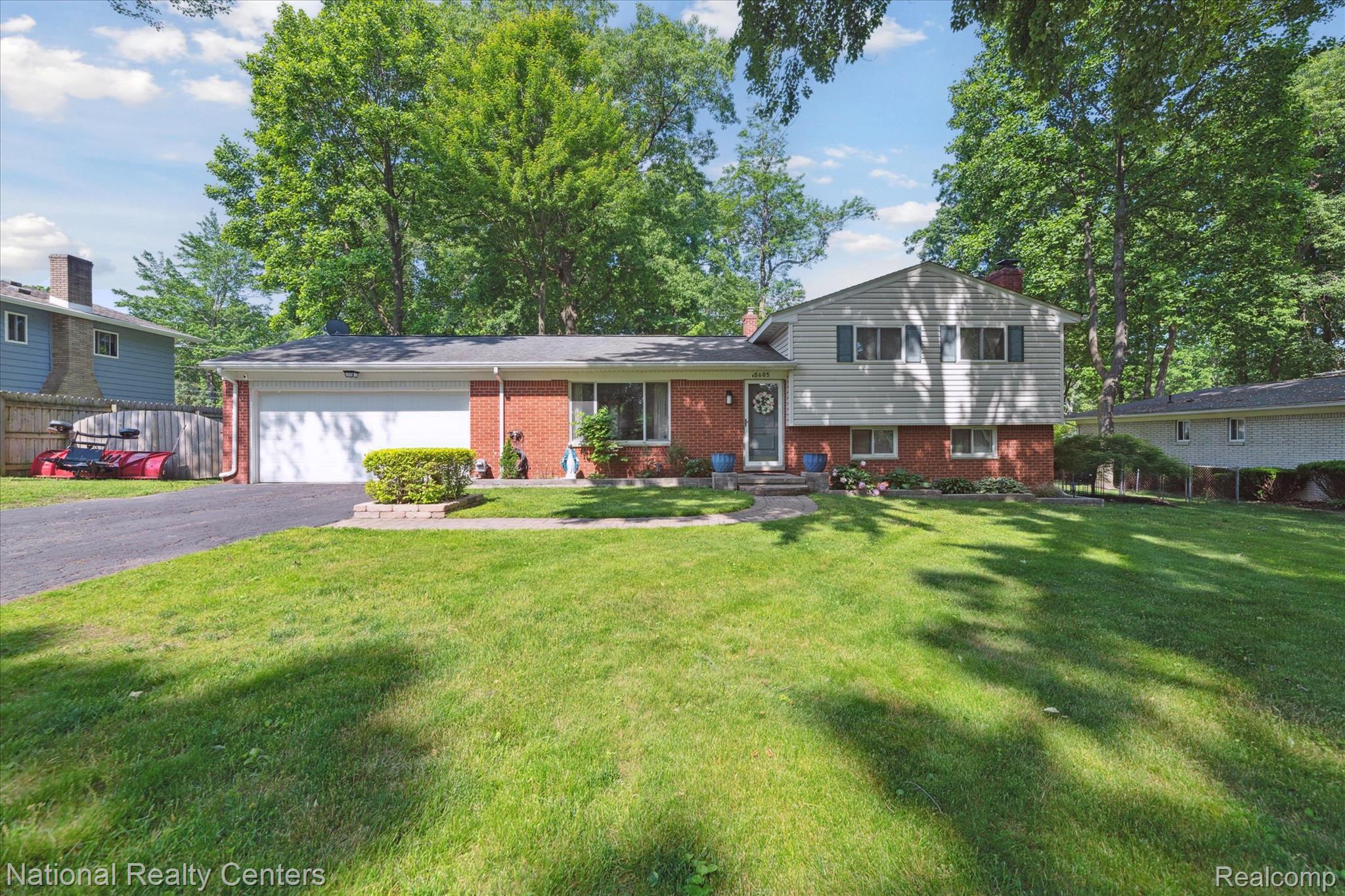 5605 Kingfisher Lane