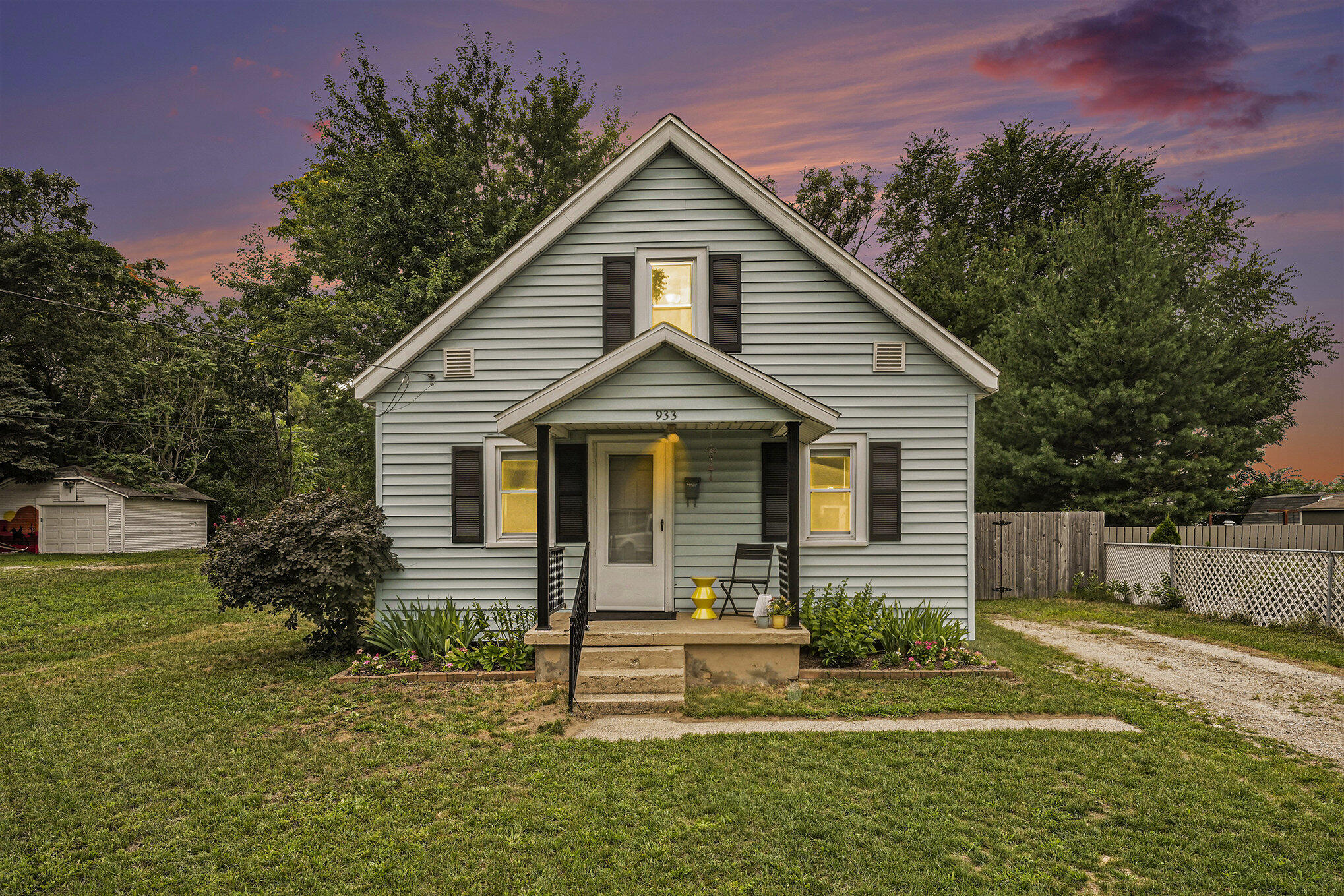933 Benjamin Avenue NE