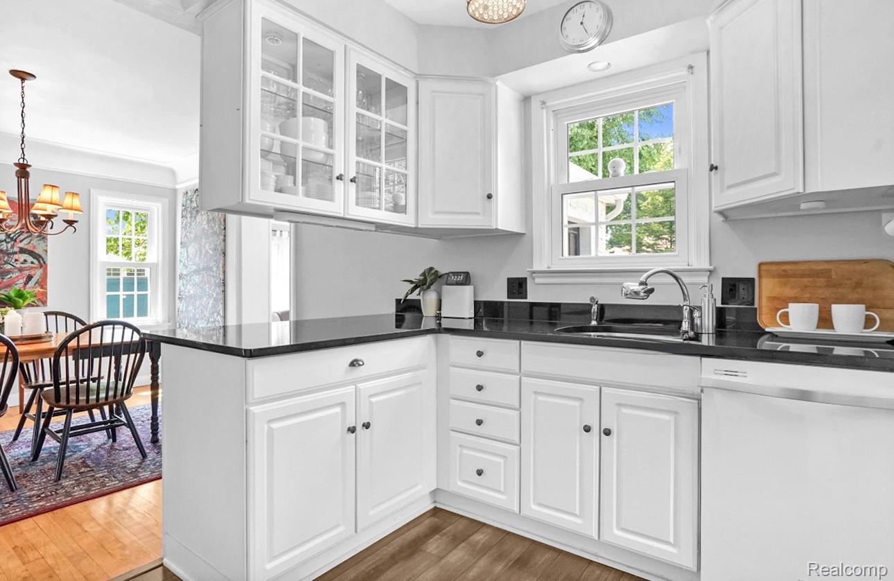 Dearborn City, Michigan 48124, United States, 3 Bedrooms Bedrooms, ,4 BathroomsBathrooms,Residential,Pending,182720