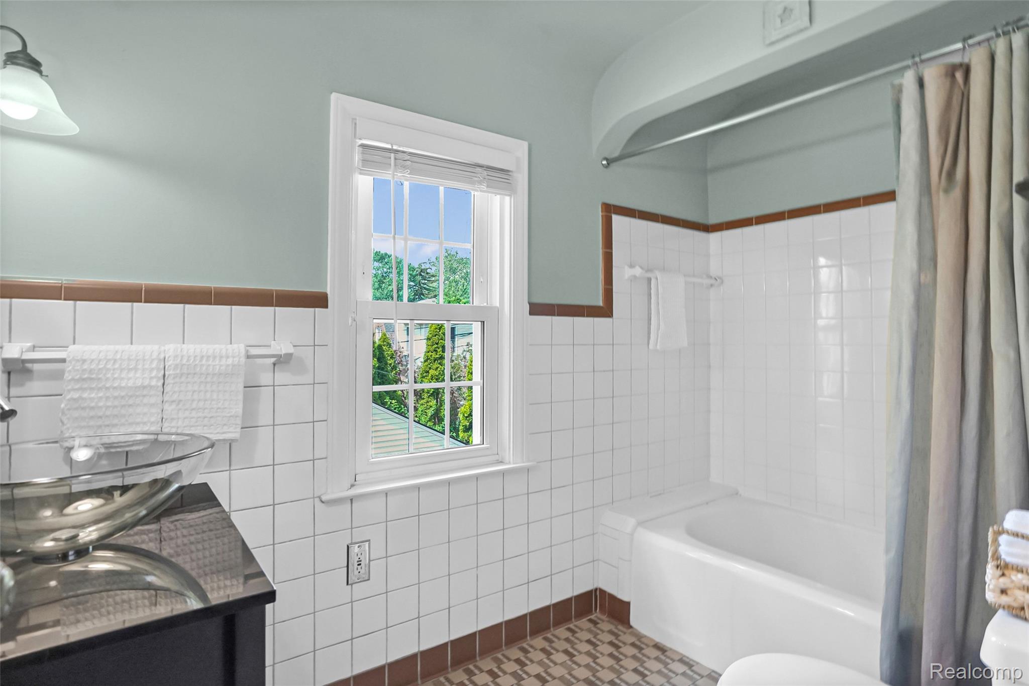 Dearborn City, Michigan 48124, United States, 3 Bedrooms Bedrooms, ,4 BathroomsBathrooms,Residential,Pending,182720