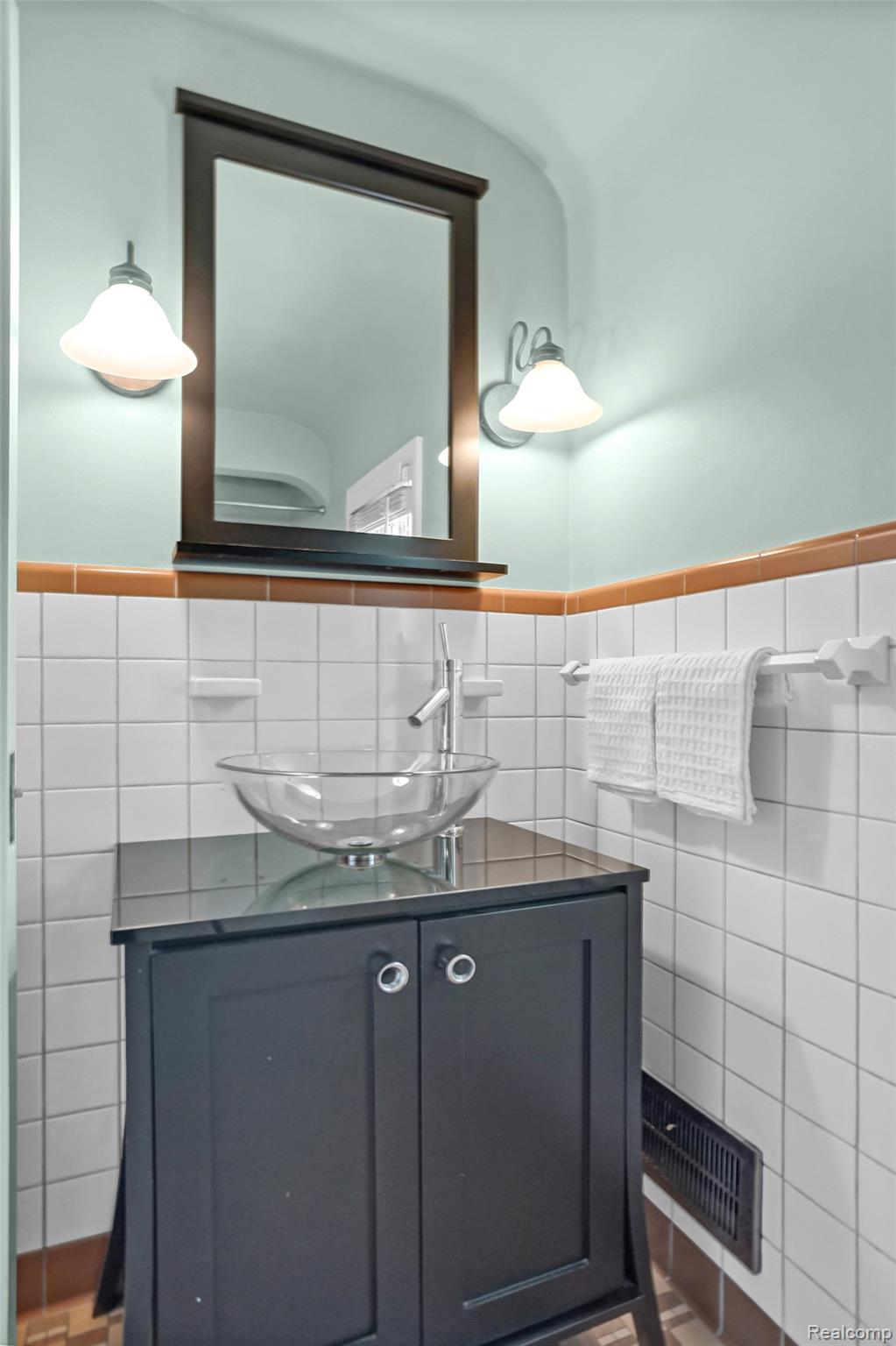 Dearborn City, Michigan 48124, United States, 3 Bedrooms Bedrooms, ,4 BathroomsBathrooms,Residential,Pending,182720