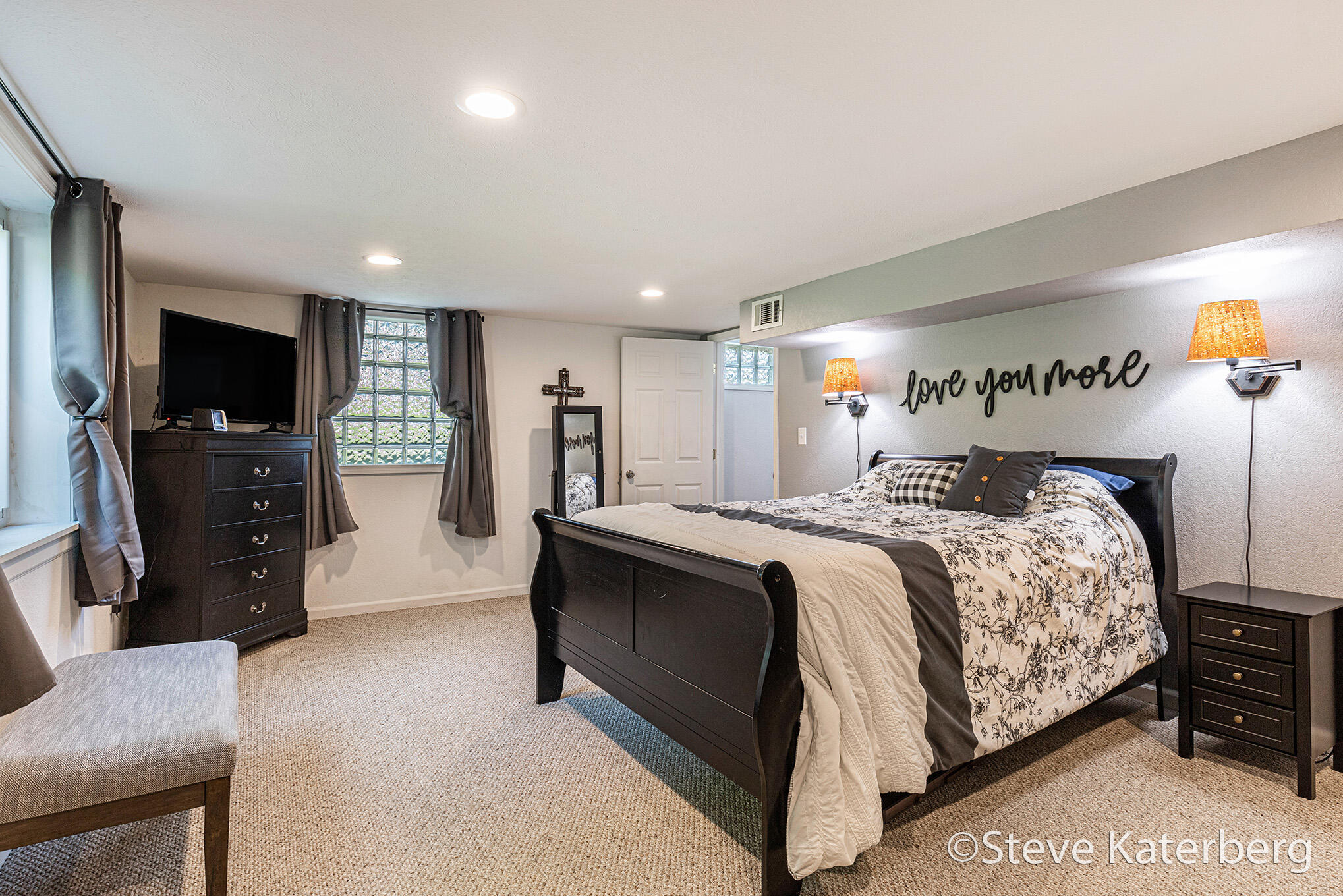 Wyoming City, Michigan 49519, United States, 4 Bedrooms Bedrooms, ,2 BathroomsBathrooms,Residential,Pending,202400