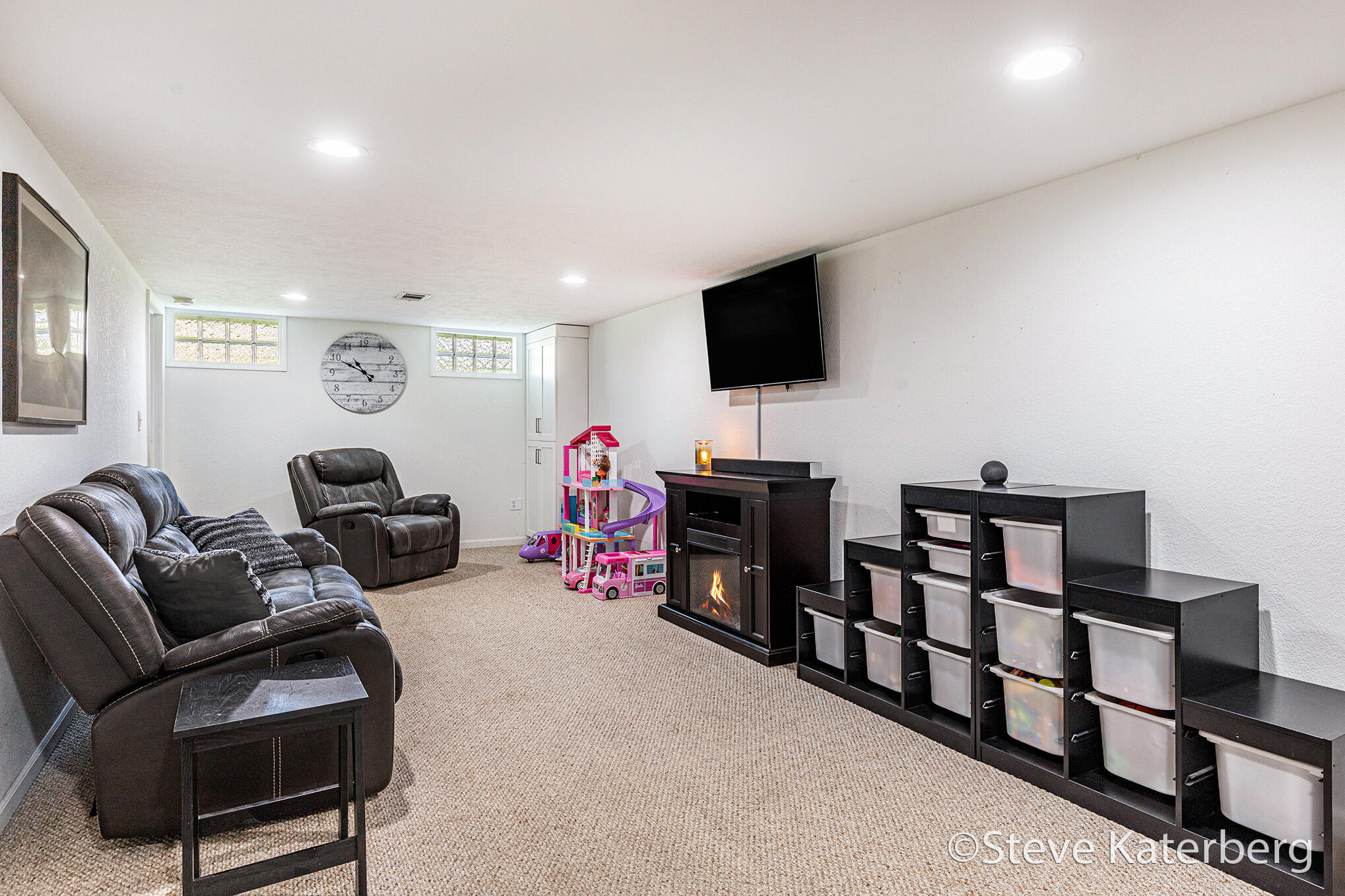 Wyoming City, Michigan 49519, United States, 4 Bedrooms Bedrooms, ,2 BathroomsBathrooms,Residential,Pending,202400